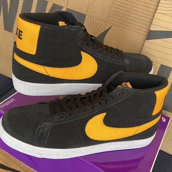Nike SB ZOOM BLAZER MID Black/University Gold-Black WMNS - Picture 11 of 16